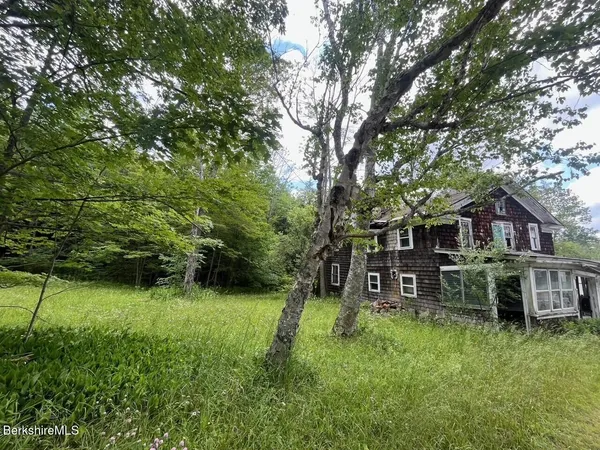 a view of a house with a backyard