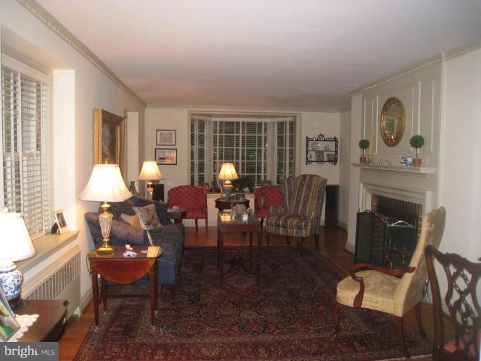 5426 Springlake Way Baltimore, MD 21212 - Photo 2 of 24 Living Room