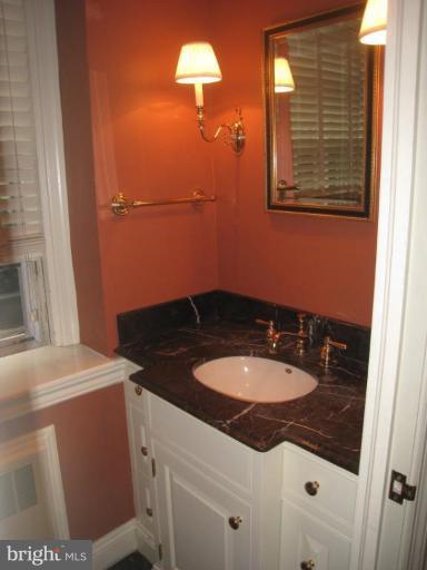 5426 Springlake Way Baltimore, MD 21212 - Photo 4 of 24 Half Bath 1