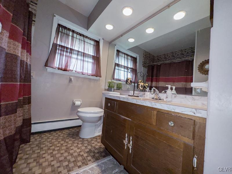 906 Ridge Street Easton, PA 18042 - Photo 16 of 25 Full Bathroom