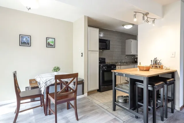 $190,000 | 21 Fernwood Drive, Unit 21U, Bolingbrook, IL 60440