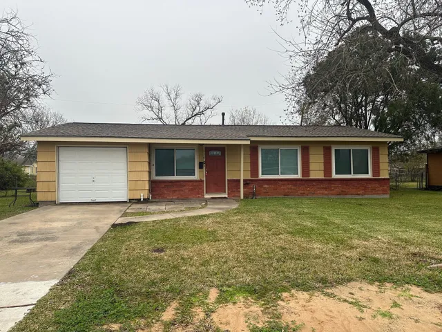 $1,450 | 116 Forest Oaks Lane, Lake Jackson, TX 77566