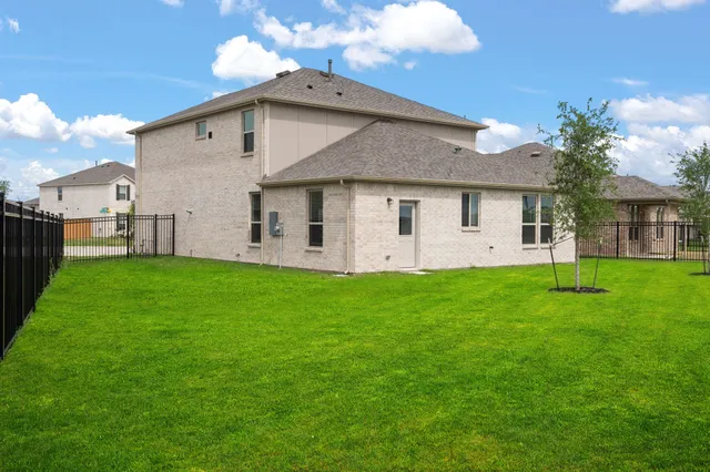 a view of a house with backyard