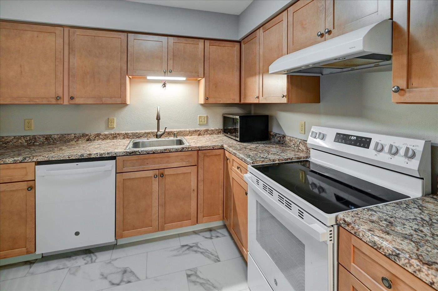 41 Golf Course Road, Unit E Madison, WI 53704 - Photo 14 of 29