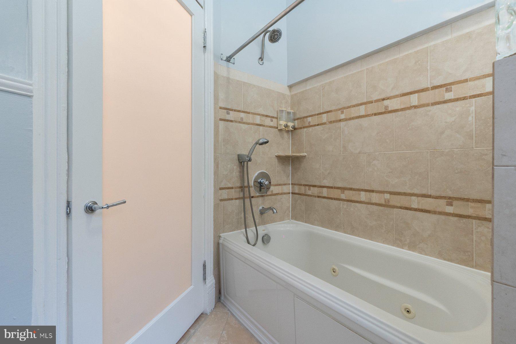 19 R Street Northwest, Unit A Washington, DC 20001 - Photo 31 of 37 Upper level bath with soaking tub