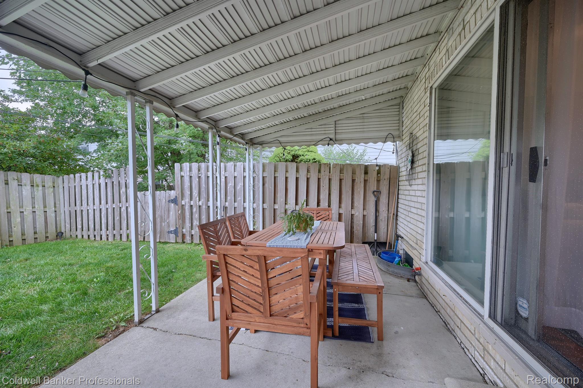 147 Stratford Lane Rochester, MI 48309 - Photo 20 of 28 Outdoor patio for entertaining