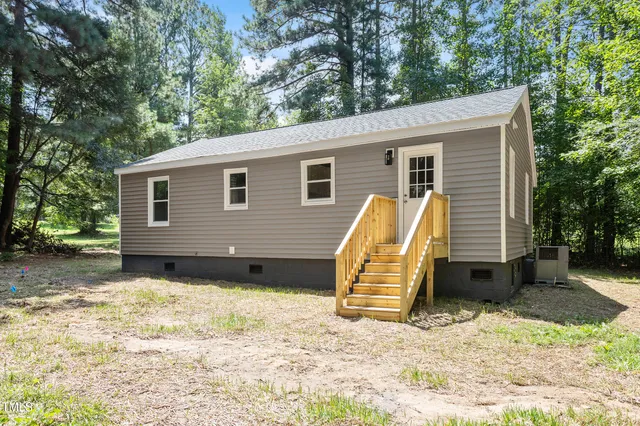 a view of a backyard