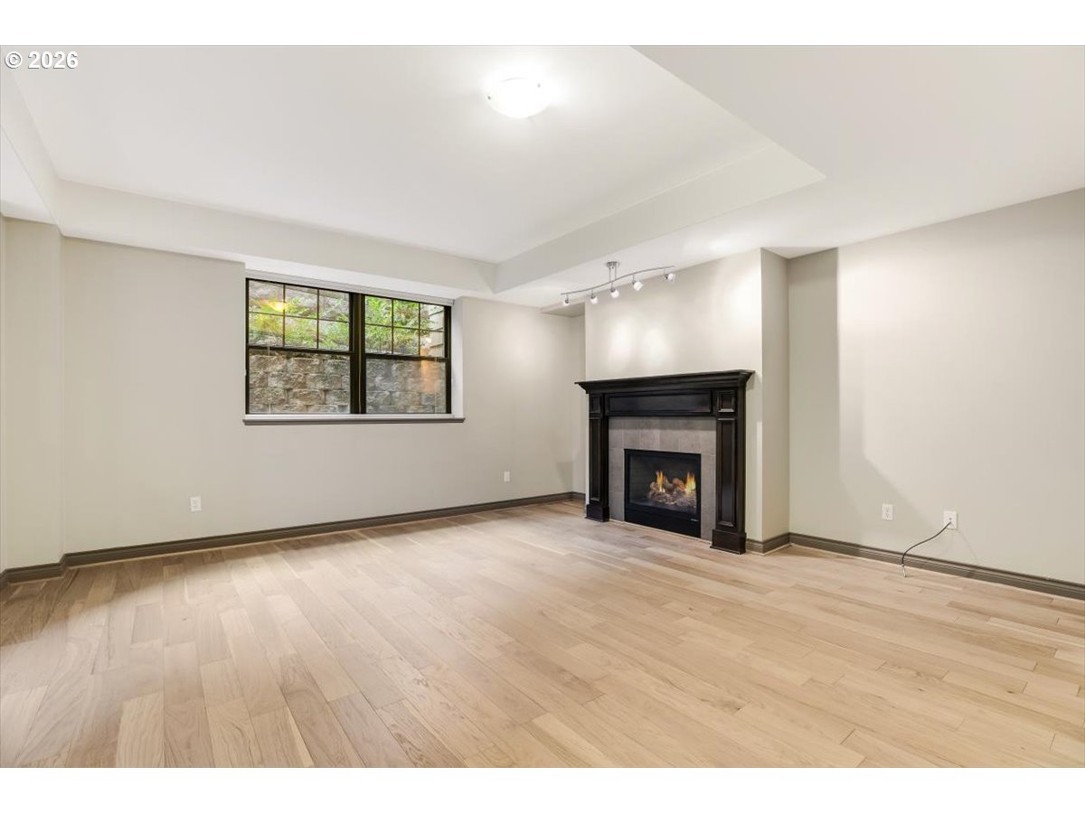 2454 Northwest Westover Road, Unit 102 Portland, OR 97210 - Photo 6 of 32