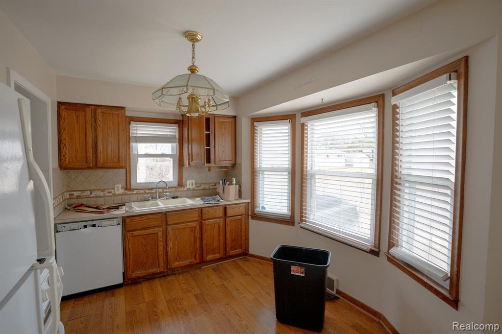 22149 David Avenue Eastpointe, MI 48021 - Photo 5 of 19
