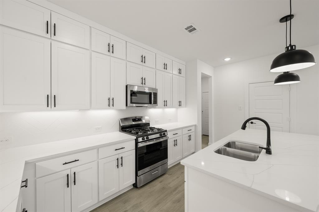 1015 Abigail Way Midlothian, TX 76065 - Photo 29 of 40 1015 Abigail- Kitchen-4