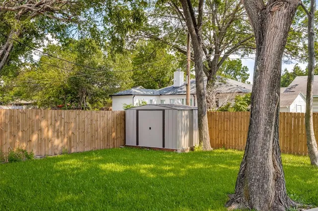 a view of a backyard