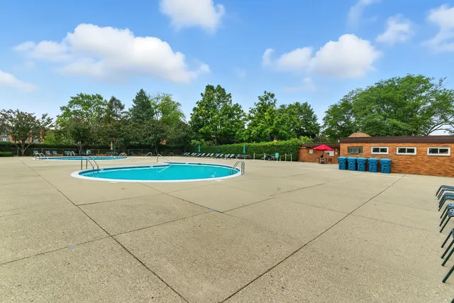 $179,900 | 1207 South Old Wilke Road, Unit 303, Rolling Meadows, IL 60005