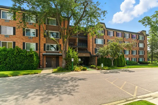 $179,900 | 1207 South Old Wilke Road, Unit 303, Rolling Meadows, IL 60005