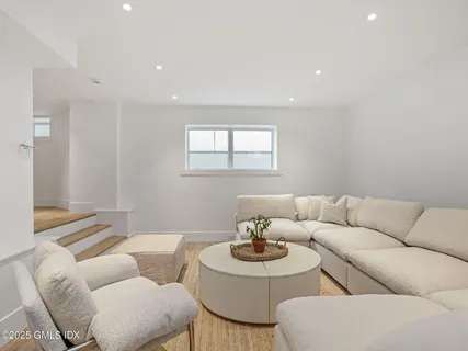 a view of a house with backyard and garden