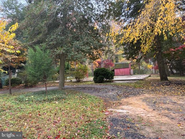 1546 Shipsview Road Annapolis, MD 21409 - Photo 3 of 10 a backyard of a house with lots of green space