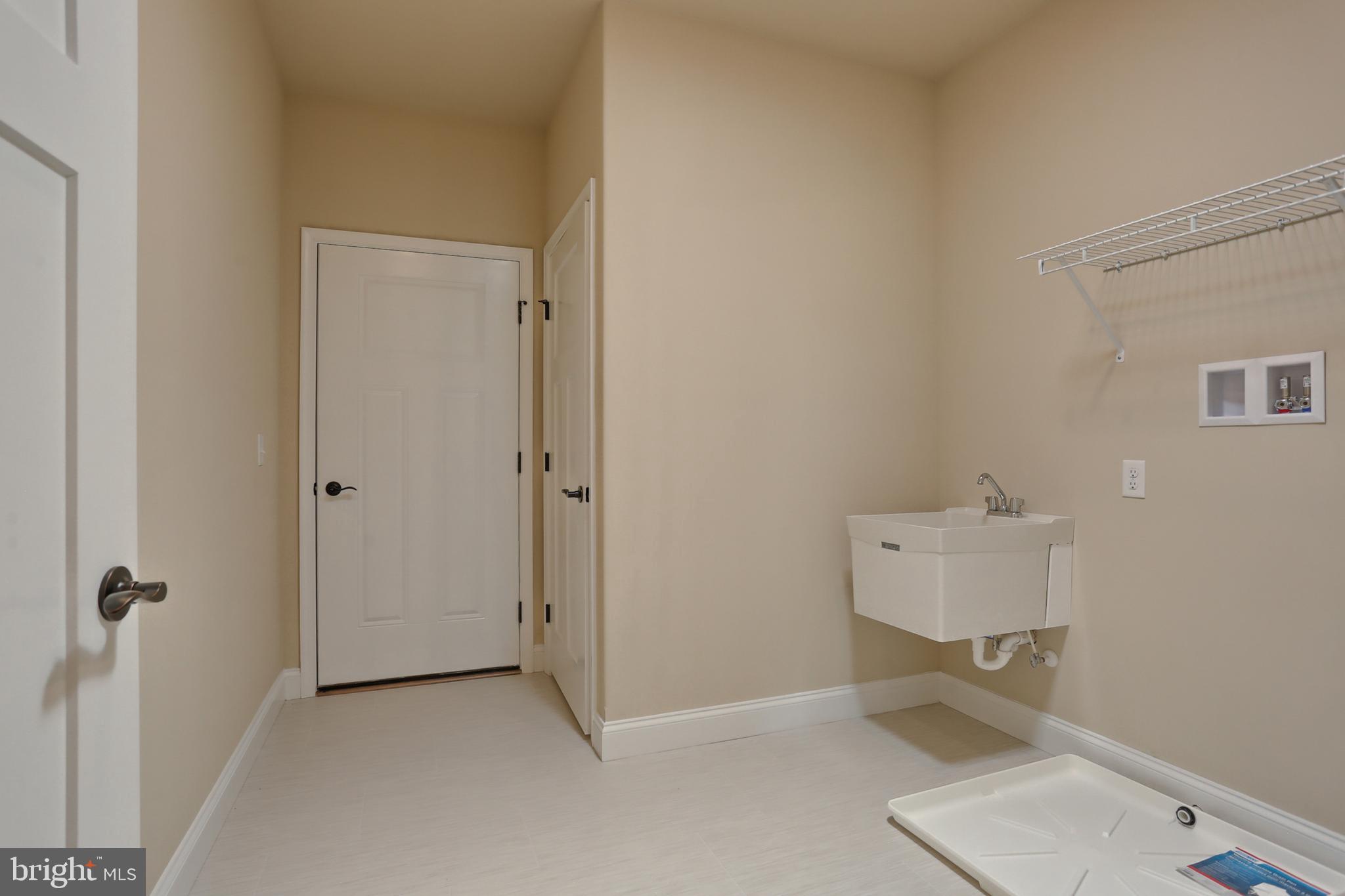 22 Rolling Meadow Road Lebanon, PA 17046 - Photo 27 of 38 an empty room with a bench and mirror