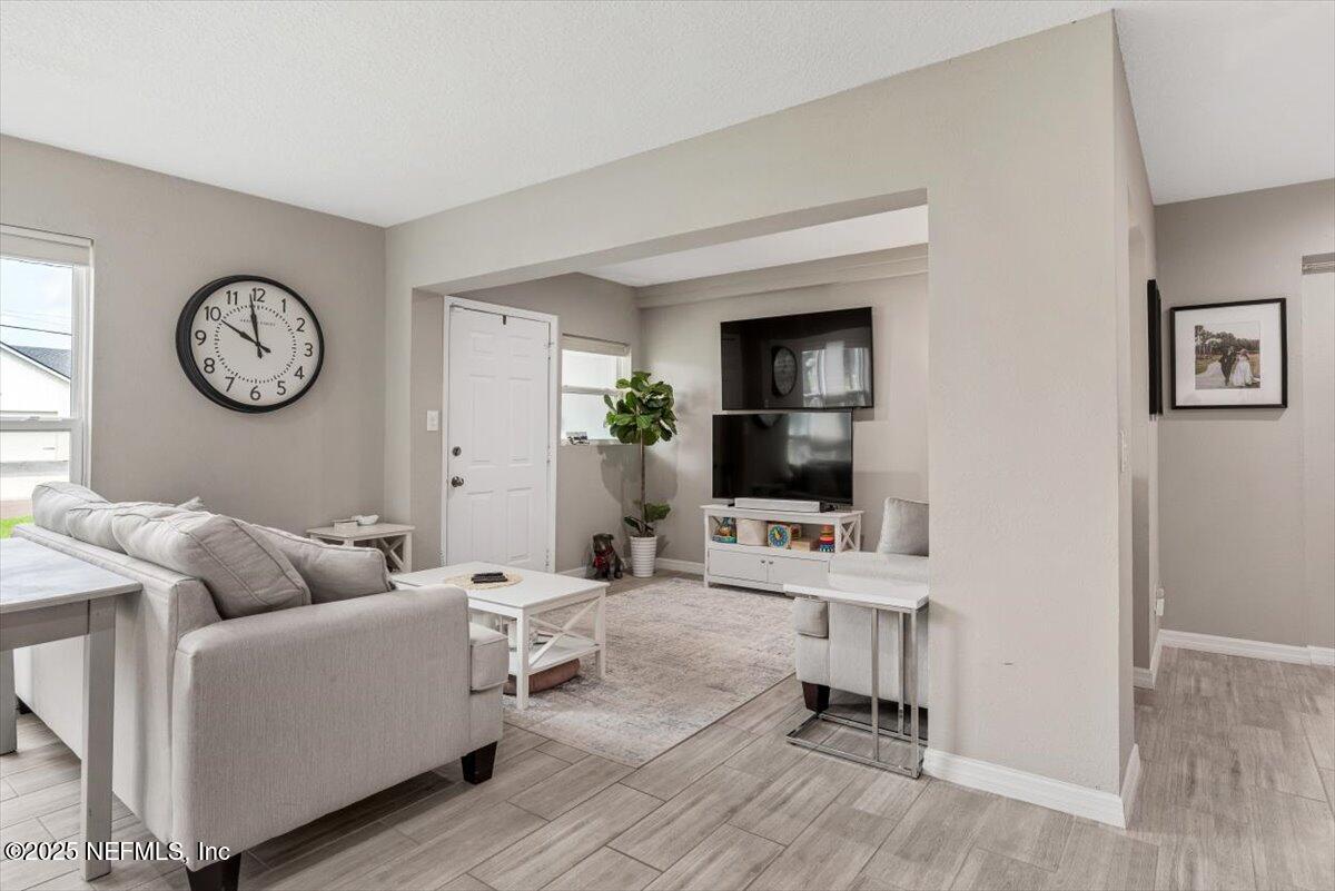 325 Sargo Road Atlantic Beach, FL 32233 - Photo 10 of 47 Living Room