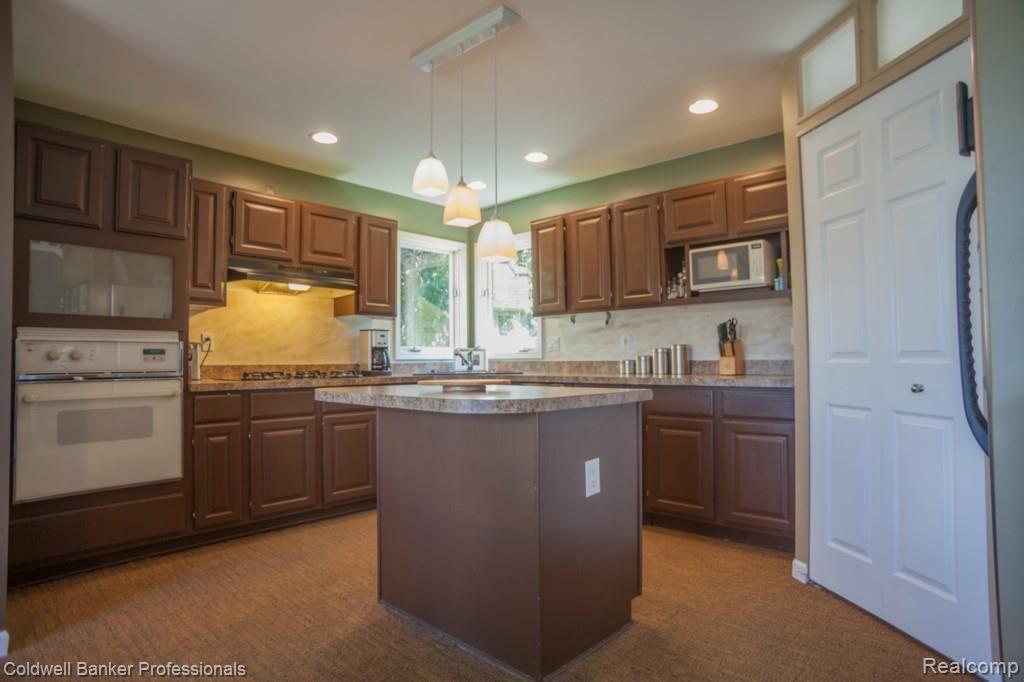 3502 Lexington Road Waterford, MI 48328 - Photo 10 of 27 IMG_2170.jpg