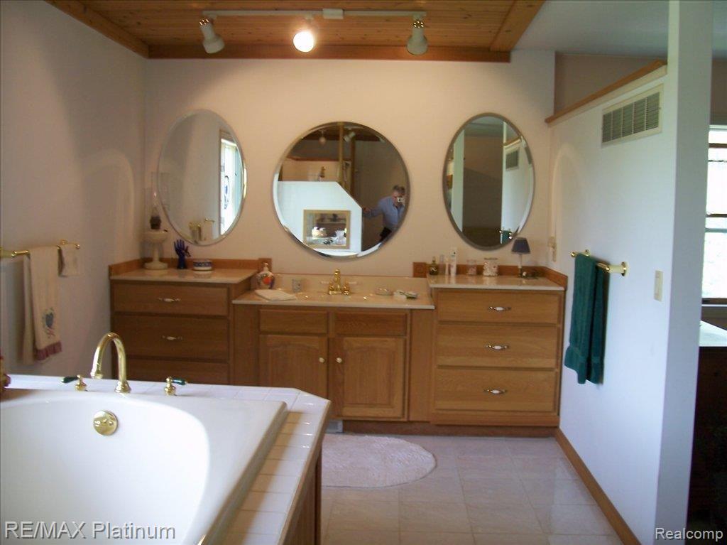 5692 Mabley Hill Road Fenton, MI 48430 - Photo 12 of 18 Master Bedroom Bath