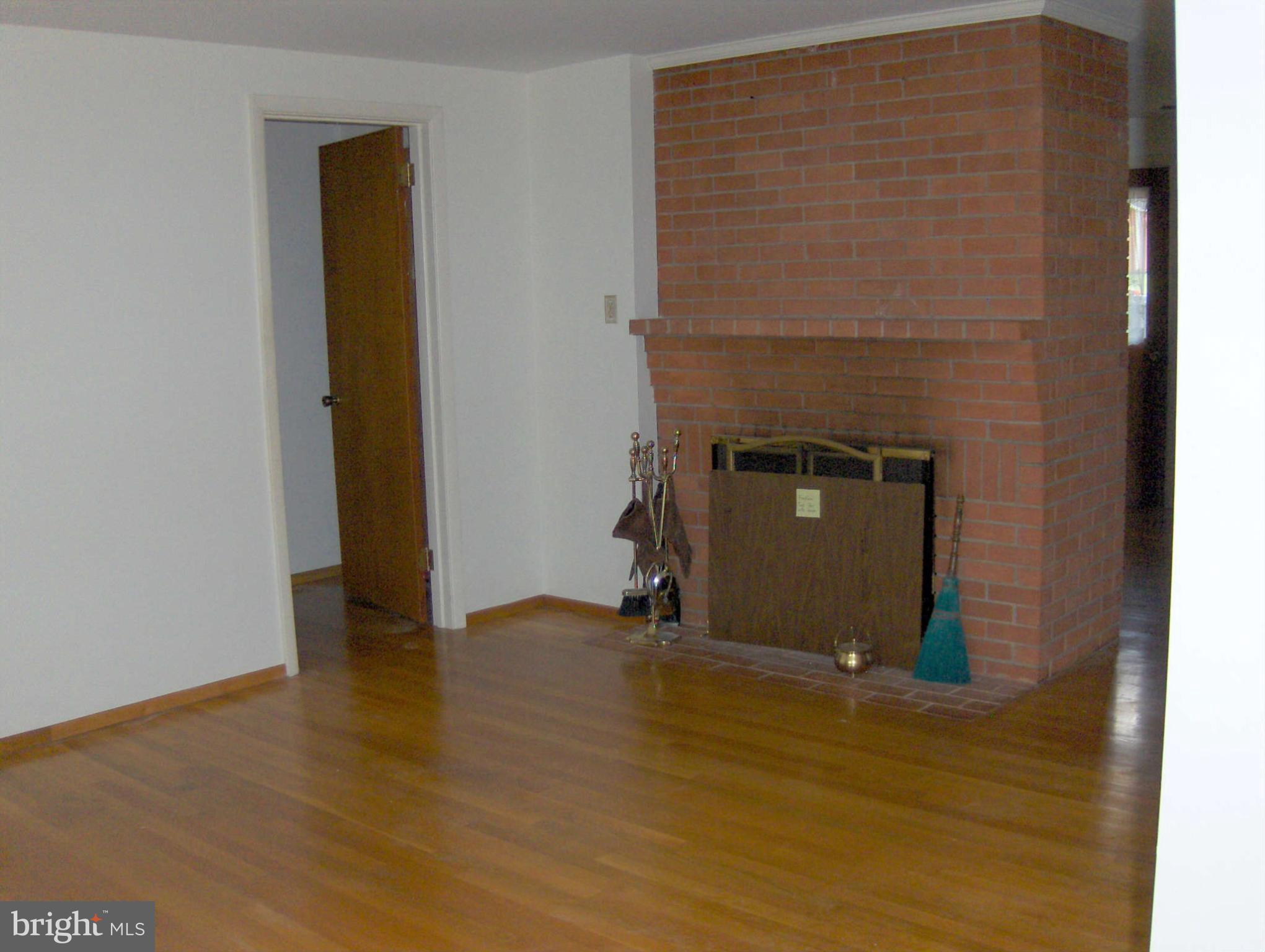 557 Foxcroft Road Warrenton, VA 20186 - Photo 9 of 11 Living Room