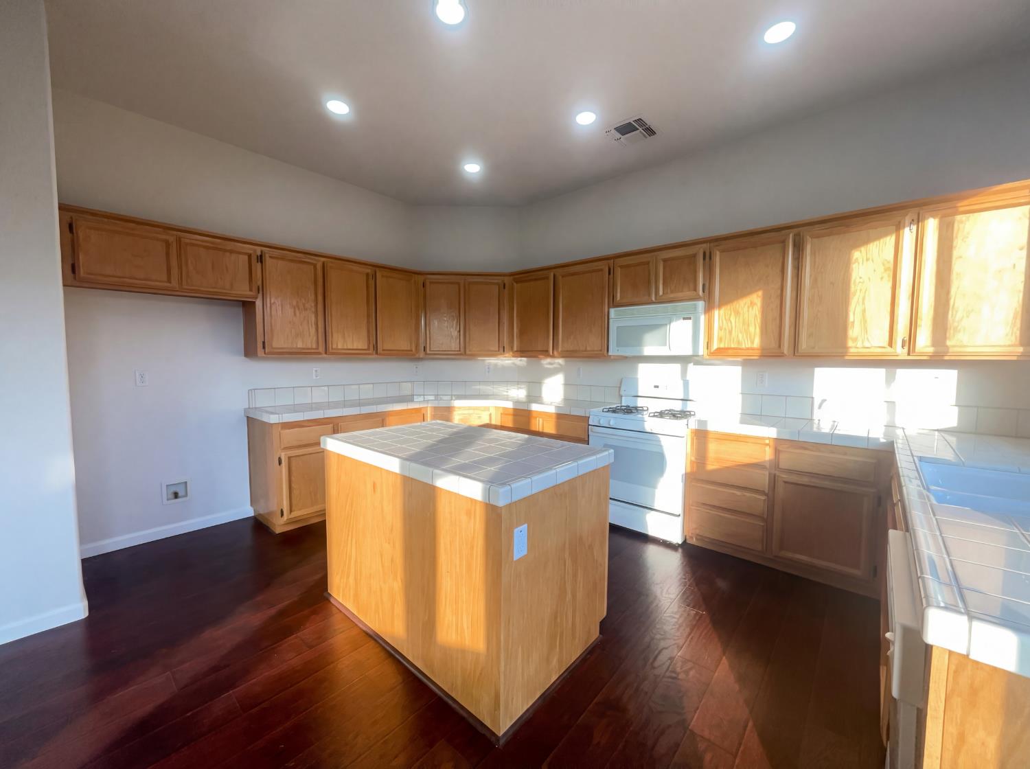 8137 Wyndwillow Way Elk Grove, CA 95758 - Photo 17 of 41 a kitchen with granite countertop a stove and a wooden floors