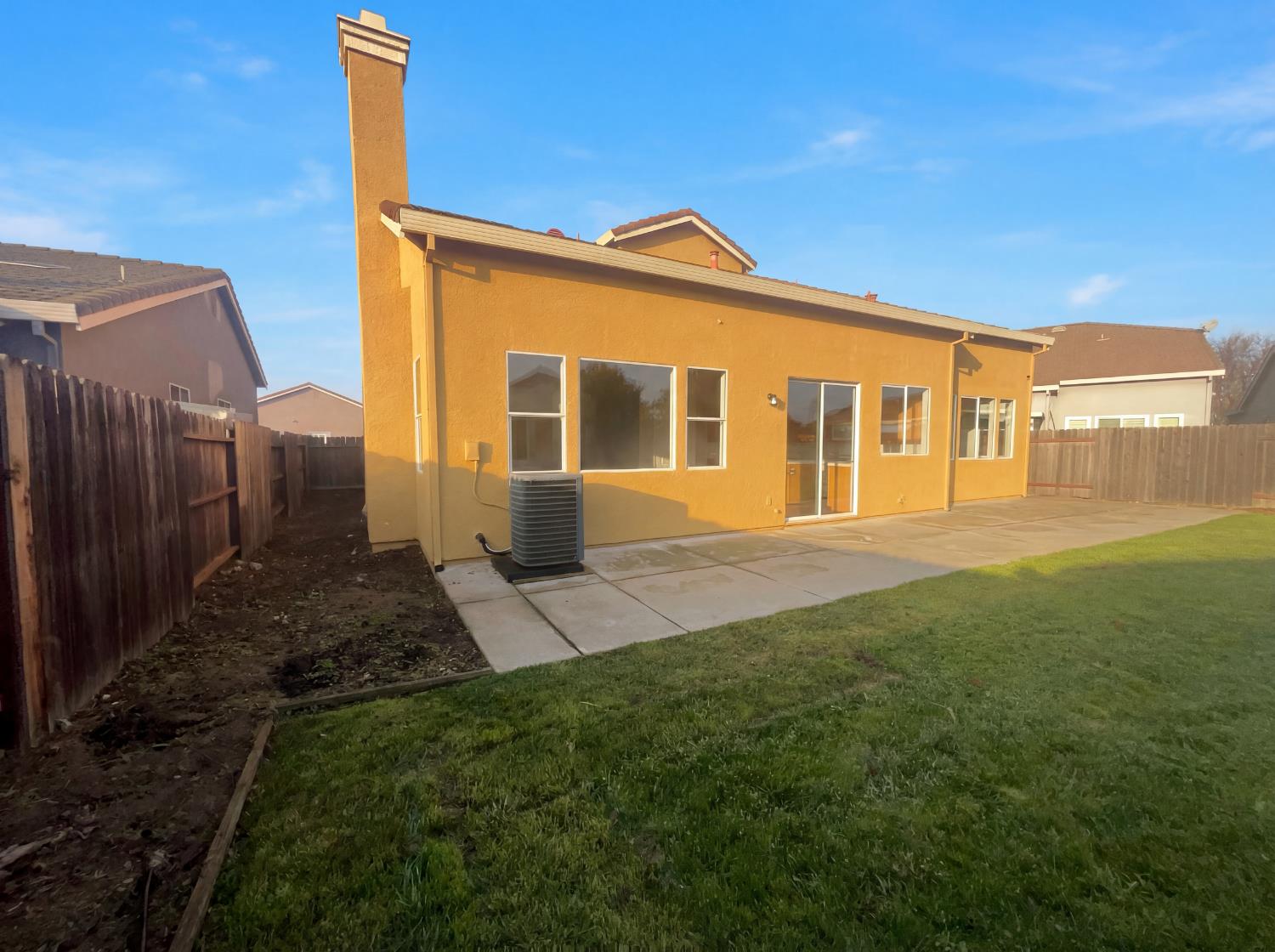 8137 Wyndwillow Way Elk Grove, CA 95758 - Photo 5 of 41 a front view of a house with garden