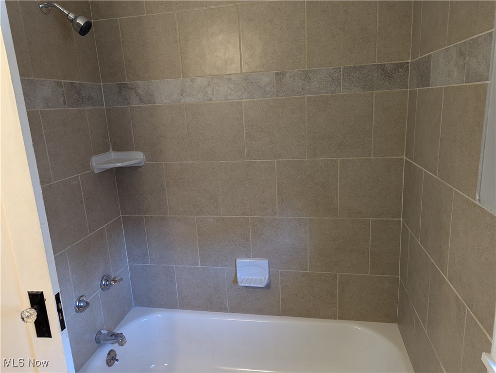 18518 Newell Road Beachwood, OH 44122 - Photo 9 of 24 1st Fl Bathroom
