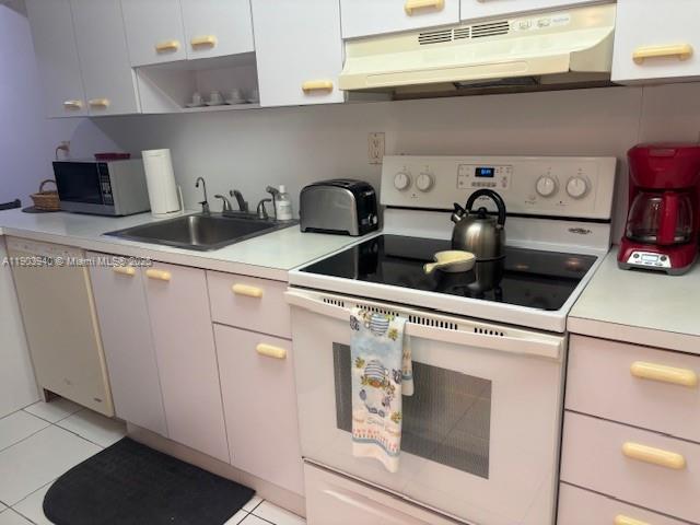 100 Lincoln Road, Unit 1030 Miami Beach, FL 33139 - Photo 7 of 35 a close view of laundry room with furniture and lamp
