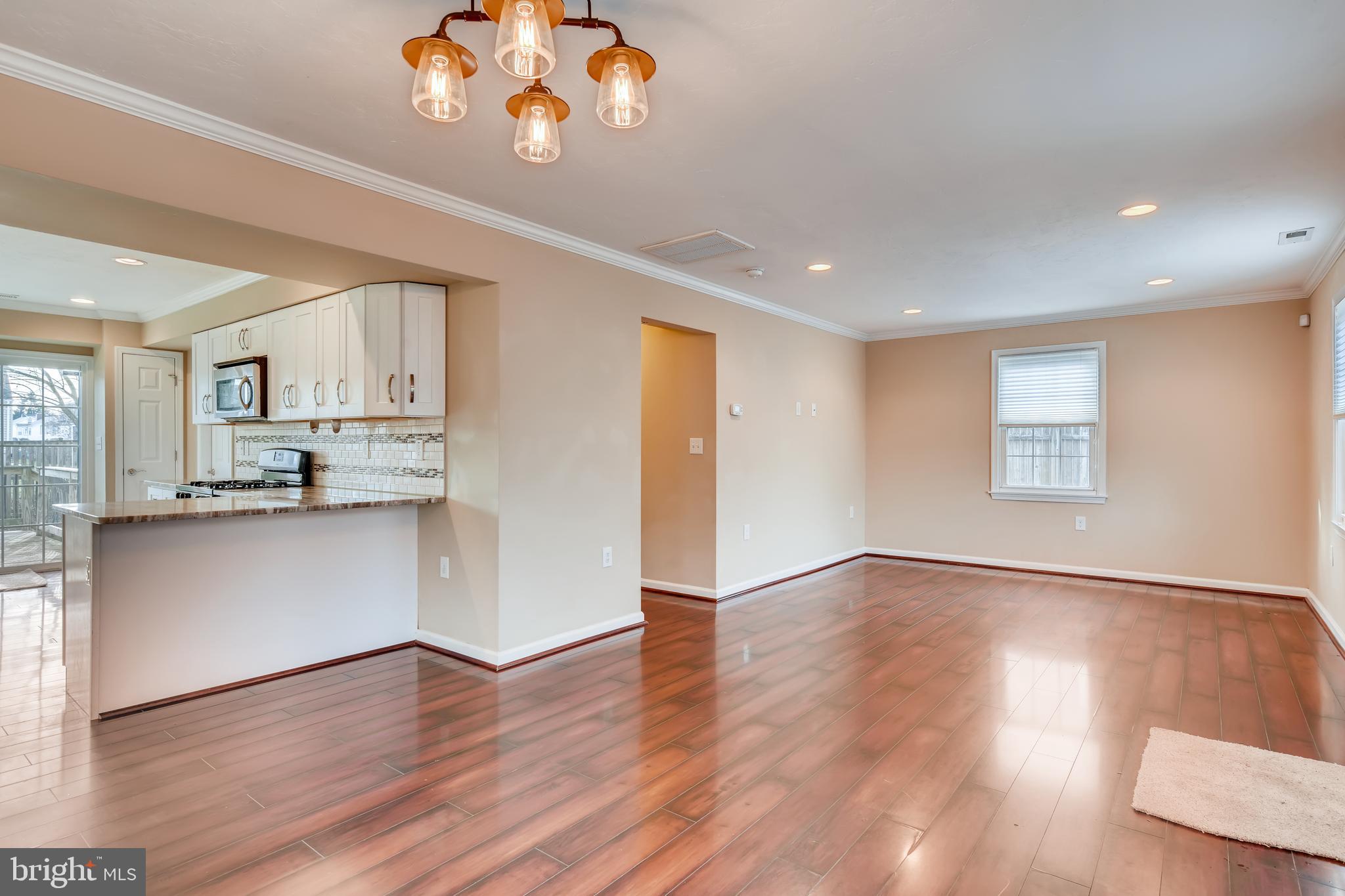 10 East Orville Road Baltimore, MD 21221 - Photo 5 of 28 Living Room