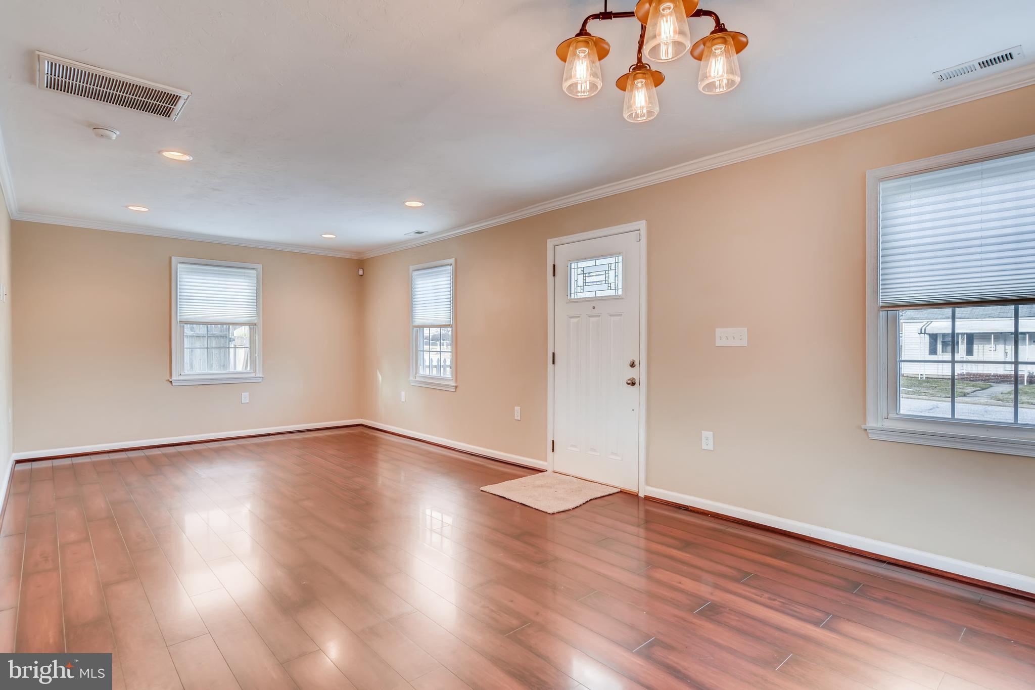 10 East Orville Road Baltimore, MD 21221 - Photo 6 of 28 Living Room