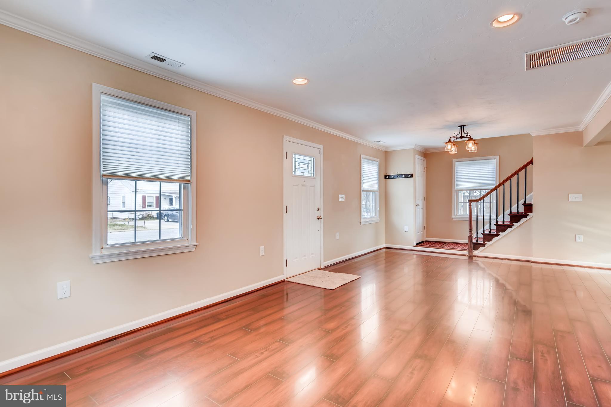 10 East Orville Road Baltimore, MD 21221 - Photo 7 of 28 Living Room