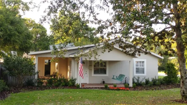 a view of a house with backyard and garden