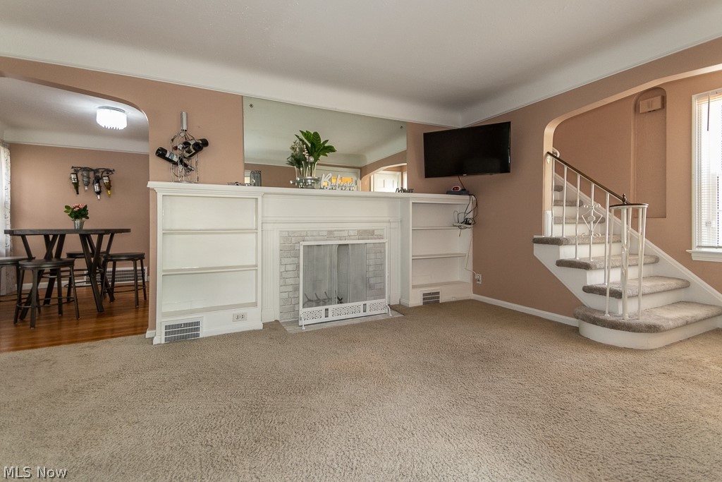 1376 Clearview Road Cleveland, OH 44124 - Photo 3 of 35