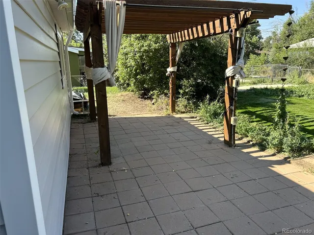 a view of house with a yard