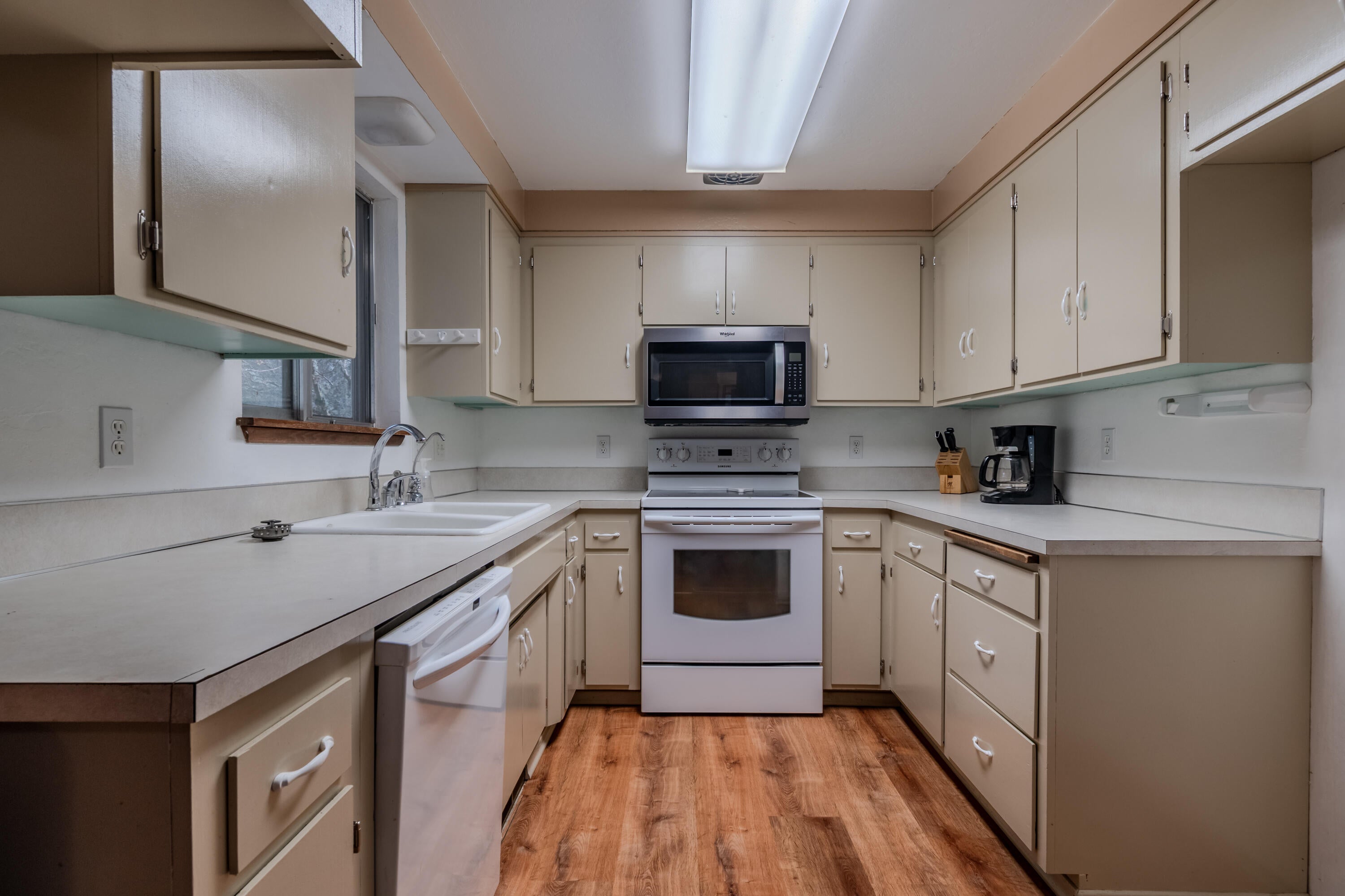 10950 Ramsey Road Gold Hill, OR 97525 - Photo 15 of 59 Kitchen