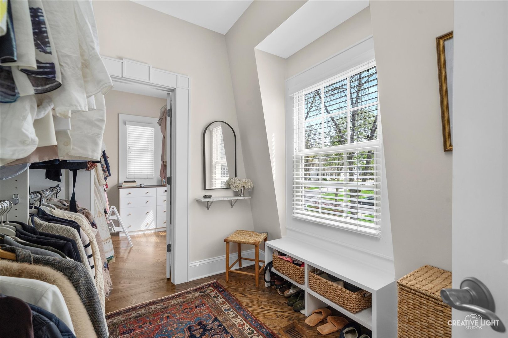 920 North Washington Street Wheaton, IL 60187 - Photo 23 of 43 a livingroom with window