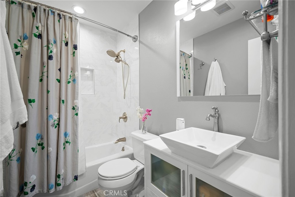 9759 Vía Roma Burbank, CA 91504 - Photo 14 of 45 Gallery Image 14