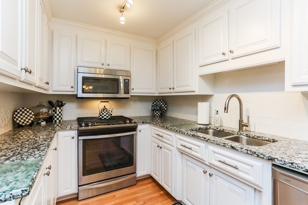 827 Frank Smith Road Longmeadow, MA 01106 - Photo 10 of 35
