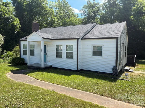 $1,690 | 508 North Main Street, Lowell, NC 28098