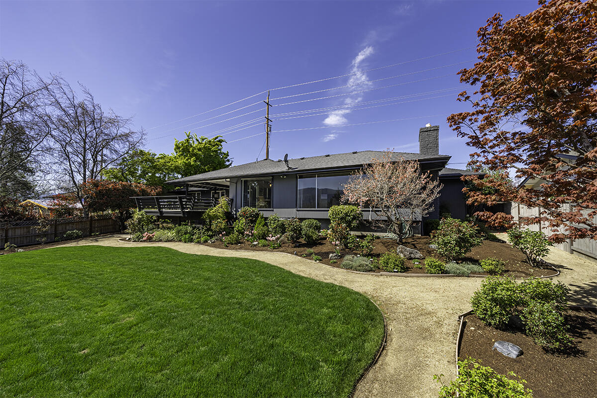 113 South Foothill Road Medford, OR 97504 - Photo 20 of 32 DSC07928-HDR-Edit