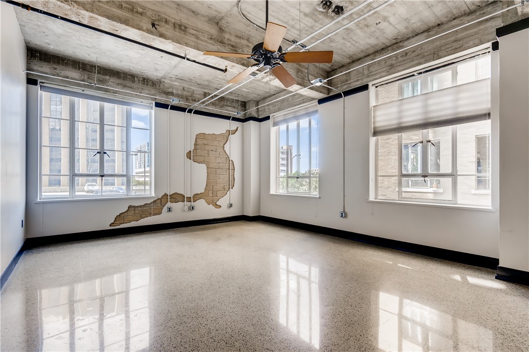 710 Colorado Street, Unit 4J Austin, TX 78701 - Photo 9 of 37 Light & bright! High exposed concrete ceilings. Huge operable windows. Top down/bottom up shades.