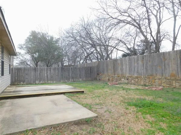 a view of a house with backyard and porch