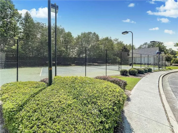 a view of a backyard
