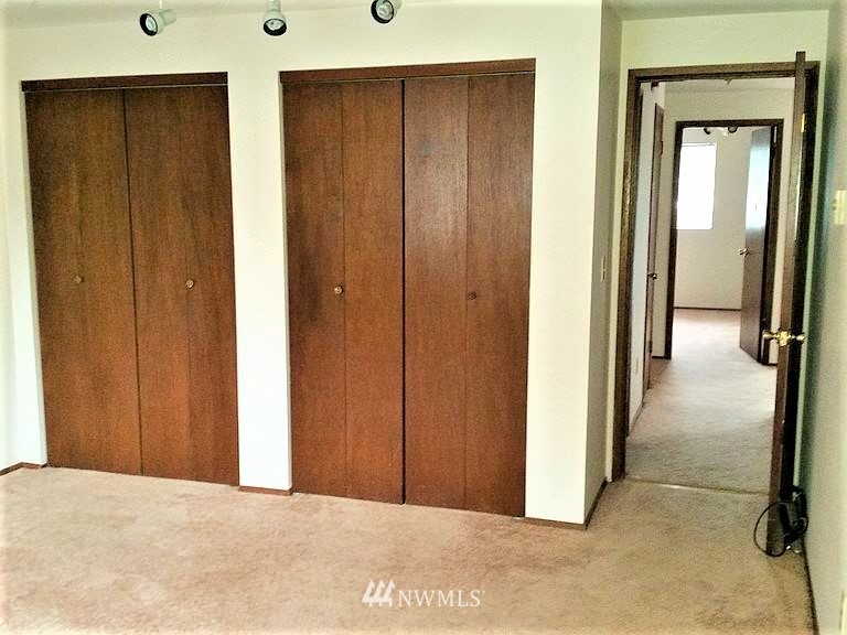 23523 Edmonds Way Edmonds, WA 98026 - Photo 6 of 7 a view of a hallway