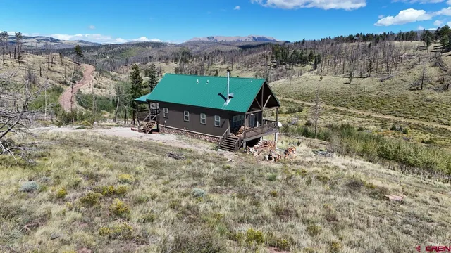 a view of a bench in the middle of a yard