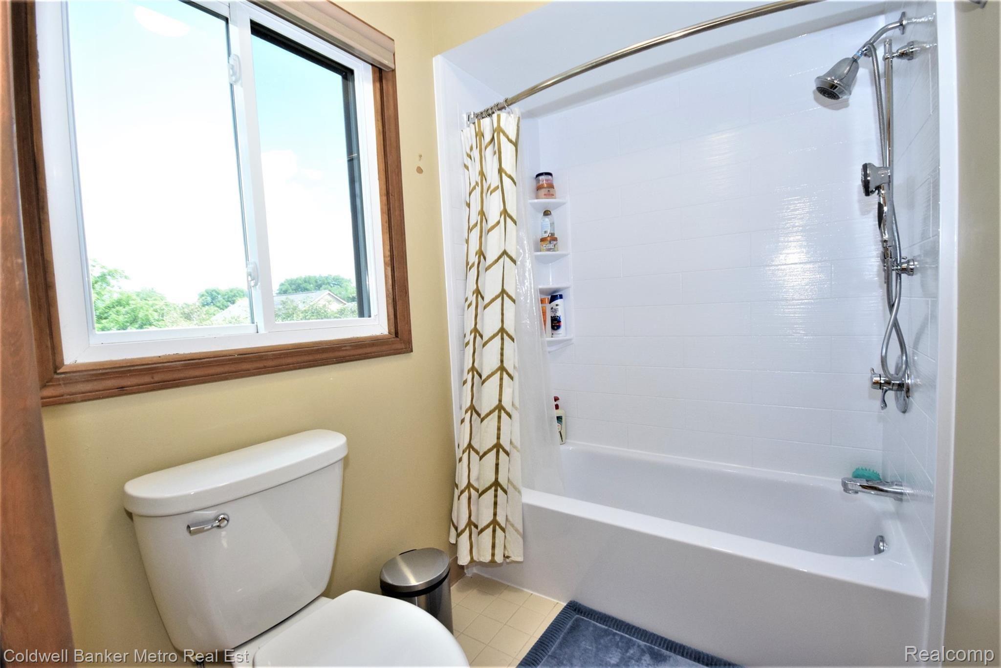 1803 Rapids Way Rochester, MI 48309 - Photo 45 of 63 Jack & Jill bathroom