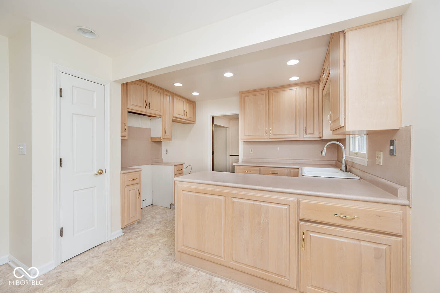 8959 Rexford Road Indianapolis, IN 46260 - Photo 20 of 51 Gallery Image 20