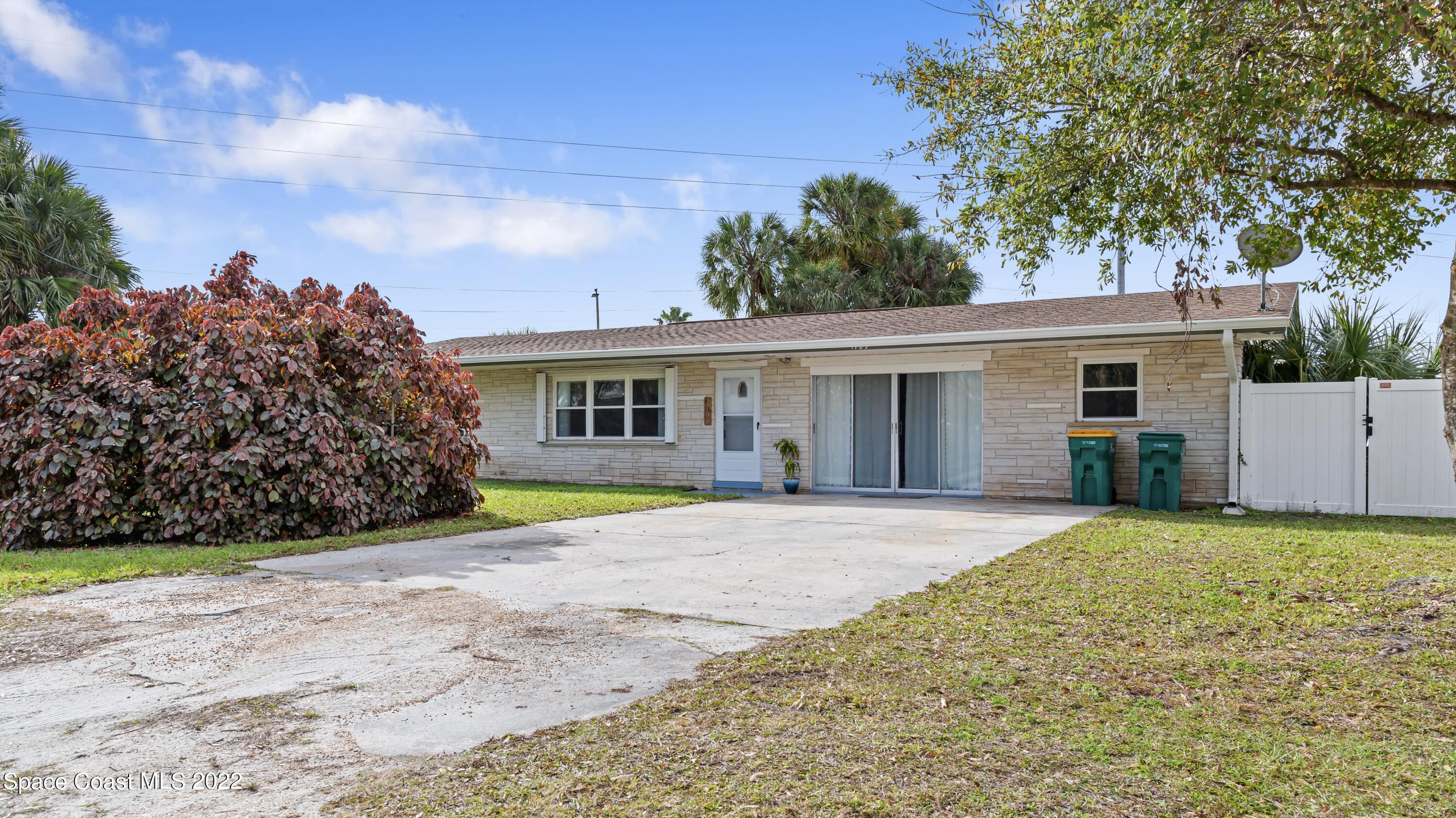 1709 Pinewood Road Melbourne, FL 32934 - Photo 2 of 38 112A1917