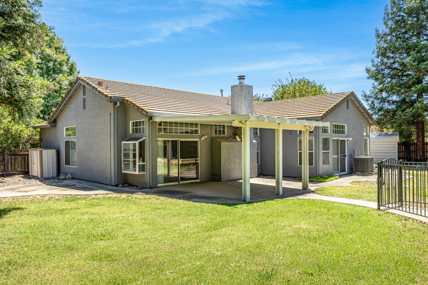 9282 Dever Circle Elk Grove, CA 95624 - Photo 3 of 38