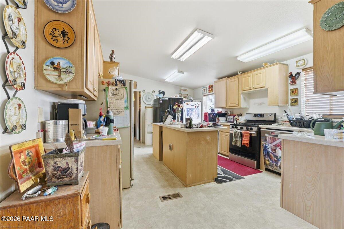 2575 West Annie Road Paulden, AZ 86334 - Photo 6 of 29 06-Kitchen